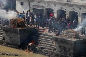 Storicamente le cremazioni Hindu vengono svolte sulle rive di un fiume sacro (dal Gange al Bagmati; ad esempio): i parenti presenti al rito costruiscono una pira (acquistando la legna necessaria dai commercianti di legname che ha un costo molto elevato rispetto alle condizioni economiche della maggior parte degli Hindu, come degli stessi nepalesi); più la pira risulterà alta, maggiore sarà l'importanza sociale del defunto e più elevata la spesa da affrontare per i parenti. Qui uno dei parenti immerge la fascina di paglia nelle acque sacre del fiume Bagmati perchè, attraverso il fumo denso che ne deriverà nell'accendere il fuoco, la salma verrà ulteriormente purificata.Il "Karta" (il rito funebre in senso stretto) dovrà essere eseguito dal figlio maggiore o dal parente maschio più anziano: egli dovrà girare attorno alla pira per 3 o 7 volte, presentandole il fianco destro (quindi in senso orario) e recitando una formula propriziatoria ("Pradakshina"), mentre spruzzerà acqua santa sulla pira. Posizionerà sette gocce di burro nella bocca, negli occhi e nelle narici del defunto ed infine accenderà il fuoco nella pira partendo dal cuore. Sino a quando il corpo non risulterà completamente bruciato; si continueranno a cantare mantra e salmi. Al termine tutti i presenti verseranno acqua sui resti e le ceneri verranno raccolte il giorno successivo; dividendo quelle relative al corpo (più chiare) rispetto a quelle della legna bruciata. Una volta separate e raccolte le ceneri, esse verranno immerse nelle acque di un fiume sacro, sempre a cura del figlio maschio maggiore. Terminata la cremazione si darà inizio al periodo di lutto che durerà 13 giorni. Pashupatinath, Kathmandu, Nepal 2018.