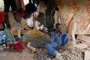 Artigiano realizza nella sua bottega le selle che verranno fissate ai dromedari, partendo dal legno grezzo per terminare con i rivestimenti in pelle di capra tinti e decorati, Niamey, Niger 2020