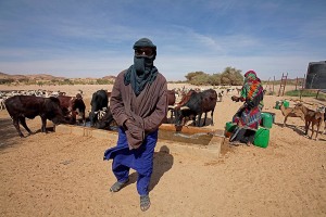 Pastore Kel Air (etnia nomade Tuareg), deserto del Sahara, Regione dell'Air, Niger 2020