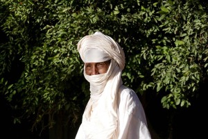 Il proprietario dell'Oasi di Timia, un Tuareg Kel Oui, indossa il suo turbante "a alil" in cotone bianco, Regione dell'Air, Niger 2020