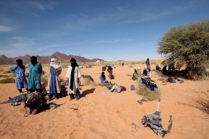 Tuareg dell'etnia Kel Air durante una sosta preparano un pasto frugale mentre i loro dromedari pascolano tra i rari cespugli d'erba presenti nel deserto, Regione dell'Air, Massiccio montuoso del Chiriet, Deserto del Ténéré, Niger 2020