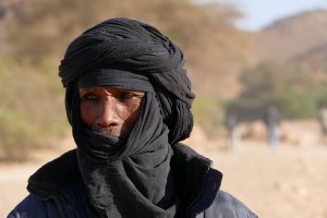 Primo piano di un Tuareg Kel Oui dagli incredibili occhi azzurri, Villaggio di Timia, Regione dell'Air, Niger 2020