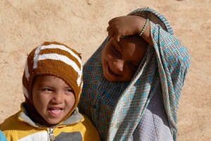 Sorella e fratellino Tuareg Kel Oui giocano divertendosi a fare le linguacce, Villaggio di Timia, Regione dell'Air, Niger 2020