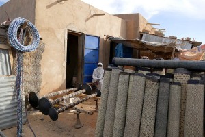 Nel mercato degli animali di Agadez, una bottega vende tappeti in fibra vegetale ed in tessuto sintetico, oltre ai famosi letti in legno completamente smontabili utilizzati dai nomadi Peul, Niger 2020