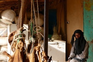 Mercato degli animali di Agadez, in una bottega viene proposto l'otre per l'acqua in pelle di capra denominato "ghirba", utilizzata dai Tuareg nel deserto durante gli spostamenti a dorso dei dromedari (il Popolo degli uomini blu), Niger 2020