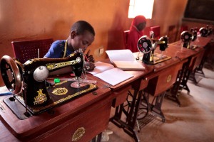 Scuola di sartoria ad Agadez, all'interno della struttura creata dall'Associazione Point d'Appui (Associazione per bambini in difficoltà). Il maestro conduce la lezione ai suoi studenti che appaiono concentrati ed interessati agli argomenti trattati. Niger 2020