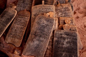 Le tavolette di legno vengono utilizzate dagli studenti della Scuola Coranica insieme alla penna di legno (con la punta abbastanza larga), il calamaio con l'inchiostro realizzato con carbone, acqua e l'aggiunta di mirra o del latte mescolati.Si crede che tutto quello che si scrive possa trasferirsi direttamente nel cuore quando la scritta sia grande e chiara mentre, in caso contrario, nel cuore giunge soltanto una macchia nera.Agadez, Niger 2020