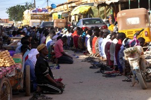 Il mercato di Agadez si ferma per la preghiera del mezzogiorno (salat al-zuhr), che deve essrre compresa tra il momento in cui un oggetto verticale non generi alcuna ombra e il momento in cui tale ombra sia lunga esattamente come l'oggetto che la proietta, Niger 2020