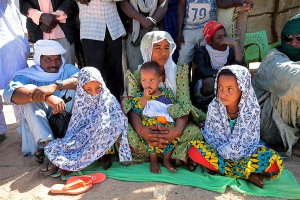 Famiglia Tuareg assiste allo spettacolo del Festival dell'Air, Iferouane, Deserto del Ténéré, Regione dell'Aor, Niger 2020