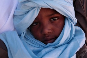 Sguardo rotondo, bambino Tuareg Kel Air mi osserva con uno sguardo delicato, gentile e leggiadro, Festival dell'Air, Iferouane, Deserto del Ténéré, Regione dell'Air, Niger 2020