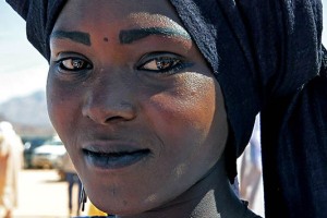 Giovane donna Tuareg Kel Ferouane tra gli spettatori del Festival dell'Air, Iferouane, Deserto del Ténéré, Regione dell'Air, Niger 2020
