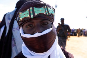 Bambino Tuareg Ferouane si prepara, insieme ai suoi compagni, ad esibirsi nelle danze tradizionali del suo Popolo, Festival dell'Air, Iferouane, Deserto del Ténéré, Regione dell'Air, Niger 2020