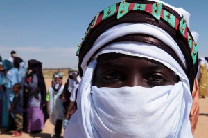 Bambino Tuareg Ferouane si prepara, insieme ai suoi compagni, ad esibirsi nelle danze tradizionali del suo Popolo, Festival dell'Air, Iferouane, Deserto del Ténéré, Regione dell'Air, Niger 2020