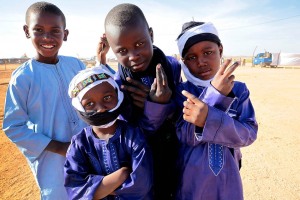 Bambini Tuareg Kel Ferouane posano divertiti davanti al mio obiettivo, Festival dell'Air, Iferouane, Deserto del Ténéré, Regione dell'Air, Niger 2020