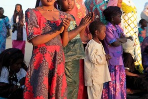 Spettatori al Festival dell'Air applaudono i ballerini che si esibiscono nei balli tradizionali Tuareg, Iferouane, Deserto del Ténéré, Regione dell'Air, Niger 2020