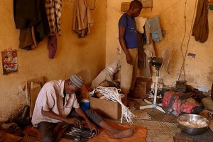Artigiani lavorano la pelle, tingendola a mano nella loro mini bottega, Mercato dell'Artigianato all'interno del Museo Nazionale Etnografico di Niamey, Niger 2020
