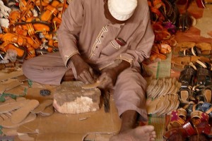 Artigiano pellettiere nella sua bottega, Mercato dell'Artigianato all'interno del Museo Nazionale Etnografico di Niamey, Niger 2020