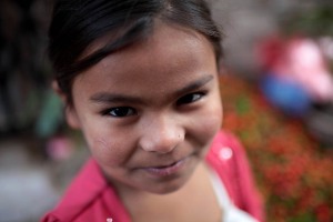 Bambina "Harijan" (appartenente alla casta degli intoccabili, la classe più bassa a cui spettano i lavori più degradanti ed umili) accenna un sorriso divertito mentre osserva il mio obiettivo che la immortala. Kathmandu, Nepal 2018