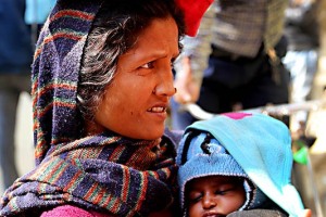 Una giovane donna nepalese, appartenente alla classe sociale più bassa degli "Harijan" (gli intoccabili), chiede l'elemosina tenendo in braccio la sua bambina dal nome mitologico "Parvati" (cioè figlia della montagna, questo nome simboleggia l'energia cosmica, protettiva delle nascite, della magia e dei sogni; Parvati è la madre del Dio Ganesh e la moglie del Dio Shiva); mercato del villaggio di Chapagaon, Nepal 2018