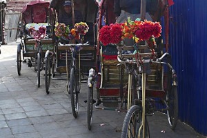 I "risciò men" : attendono clienti in fila uno dietro l'altro come i nostri tassisti occidentali,ma vi è una differenza sostanziale tra queste due categorie di lavoratori, i primi devono affrontare una vita di sacrifici e di ristrettezze, dovendo pagare un affitto giornaliero pesante che lascia nelle loro tasche solo le briciole rispetto al ricavato quotidiano. Periferia di  Kathmandu, Nepal 2018.
