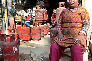 Nella vicina piazza del mercato di Indra Chowk una bottega stipa decine di bombole di gas con l'augurante scritta "Namastè": il saluto elegante e garbato alla base della cultura nepalese che deriva dal sanscrito antico e significa "Mi inchino alla divinità che è in te, tu qui sei il benvenuto". Viene accompagnato dal toccante gesto di congiungere le mani all'altezza del petto accennando, nel contempo, un inchino con il capo. Nepal 2018.