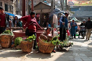 L'animata e colorata piazza del mercato di Indra Chowk di Kathmandu, Nepal 2018