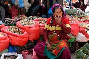 L'animata e colorata piazza del mercato di Indra Chowk di Kathmandu, Nepal 2018