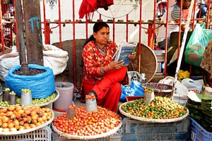 L'animata e colorata piazza del mercato di Indra Chowk di Kathmandu, Nepal 2018