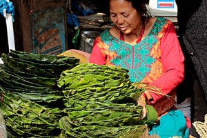 Uno scorcio dell'animata e colorata piazza del mercato di Indra Chowk di Kathmandu, Nepal 2018