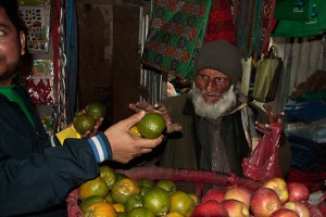 Nel mercato di Asan Tole, congestionato dalle bancarelle dei venditori di frutta, verdure e spezie, ogni giorno vengono inviati i prodotti agricoli prodotti nella Valle circostante la città di Kathmandu: non per nulla il Tempio di Annapurma, dedicato alla Dea dell'abbondanza, sorge all'angolo sud orientale della piazza del mercato, Nepal 2018