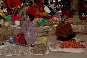 Mercato di Asan Tole nella città vecchia di Kathmandu: anche dopo il calar del sole l'attività ferve senza sosta, Nepal 2018