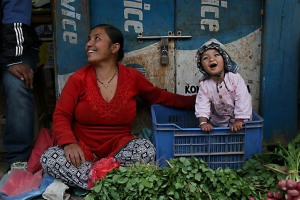 Nel mercato di Indra Chowk a Kathmandu, questa bambina dal nome "Indira" (che significa Bellezza), mi sorride entusiasta quando la fotografo con la mia macchina, mentre la mamma ed il padre sorridono compiaciuti, Nepal 2018
