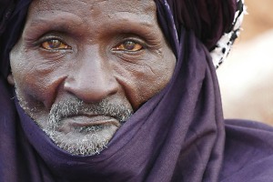 Un capovillaggio Tuareg fissa, con sguardo magnetico, l'obiettivo della macchina fotografica, Festa del Bianou, Agadez, Niger, settembre 2018 L1190398 1