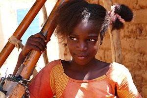 Sguardo lontano di una bambina Tuareg che sembra voler conoscere il futuro incerto del suo Popolo, Festa del Bianou, Agadez, Niger, settembre 2018 L1190968 1