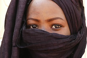 Giovane donna Tuareg, dalla superba bellezza celata assiste alla gioiosa Festa del Bianou, Agadez, Niger, settembre 2018 L1190539 1