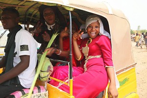 Ragazze Tuareg sull'ape taxi si meravigliano alla vista di un fotografo bianco e occidentale che intende fotografarle, Festa del Bianou, Agadez, Niger, settembre 2018 IMG_1478 1