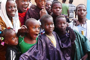 Gruppo di bambini Tuareg, meravigliati e divertiti, ammirano le danze dei giovani guerrieri durante la Festa del Bianou, Agadez, Niger, settembre 2018 L1190647 1