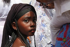 Bambina Tuareg assiste alla sfilata durante la Festa del Bianou. Agadez, Niger, settembre 2018 IMG_1420 1