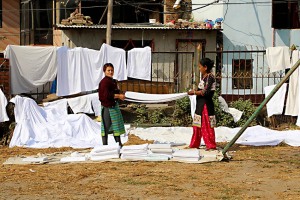 Il quartiere di Chhetrapati a Kathmandu si presenta come una enorme lavanderia a cielo aperto: ovunque si lavano, si stendono, si fanno asciugare al sole e si piegano centinaia, se non migliaia di lenzuola, vestiti ed indumenti intimi. Nepal 2018