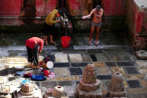 All'interno di questa antica cisterna rituale, nel Sundari Chowk di Kathmandu (un intimo cortile realizzato nel VI secolo), dove i re Malla si bagnavano ogni mattina con le acque che leggenda vuole giungano da Budhanilkantha, le donne lavano i propri panni mentre gli uomini si fanno la doccia o lavano i denti. Nepal 2018.