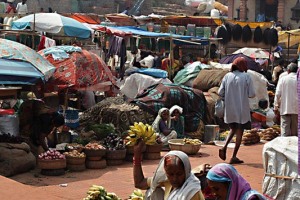 Nel mercato del villaggio di Saundatti, in occasione dei festeggiamenti in onore della Dea Yallamma, ai pellegrini vengono offerti dai piccoli venditori articoli di tutti i tipi: si trovano bracciali di vetro ("bangles"), i tradizionali grandi scialli indossati dalle donne che coprono il capo, le spalle ed il collo ("Dupatta"), gli abiti tradizionali maschili e femminili ("Salwar kamiz"), giocattoli, articoli per la casa, frutta di ogni tipo, polveri di curcuma e di kum kum (gialle e rosse), le accette per tagliare la legna, le coperte, varie suppellettili di latta ed acciaio, gli amuleti contro la mala sorte, i piumini (tipo ventagli realizzati con capelli umani e manico ricoperto di argento che prendono il nome di " choura", utilizzati dalle Devadasi e dalle sciamane per onorare la Divinità ed allontanare gli insetti). Regione del Karnataka, India 2015.