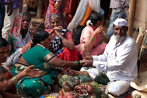 Nel mercato di Saundatti un gruppo di pellegrine Hindu hanno accompagnato la loro amica (al centro dell'immagine) per consigliarla nell'acquisto dei "Bangles", i bracciali di vetro colorati tipici della tradizione indiana. Regione del Karnataka, India 2015.