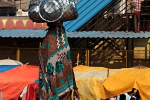Venditrice di suppellettili in alluminio: nel mercato di Saundatti anche i venditori ambulanti sono numerosi e si guadagnano da vivere senza grandi difficoltà visto il numero così elevato di pellegrini presenti per i festeggiamenti in onore della Dea Yallamma. Regione del Karnataka, India 2015.