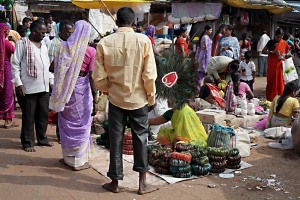 Nel mercato del villaggio di Saundatti, in occasione dei festeggiamenti in onore della Dea Yallamma, ai pellegrini vengono offerti dai piccoli venditori articoli di tutti i tipi: si trovano bracciali di vetro ("bangles"), i tradizionali grandi scialli indossati dalle donne che coprono il capo, le spalle ed il collo ("Dupatta"), gli abiti tradizionali maschili e femminili ("Salwar kamiz"), giocattoli, articoli per la casa, polveri di curcuma e di kum kum (gialle e rosse), le accette per tagliare la legna, le coperte, varie suppellettili di latta ed acciaio, gli amuleti contro la mala sorte, i piumini (tipo ventagli realizzati con capelli umani e manico ricoperto di argento che prendono il nome di " choura", utilizzati dalle Devadasi e dalle sciamane per onorare la Divinità ed allontanare gli insetti). Regione del Karnataka, India 2015.