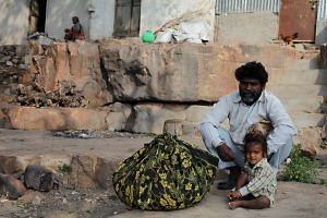 Questa bimba dal nome Bharati, attende con il suo papà che rientri la mamma dal vicino mercato, villaggio di Saudatti, Regione del Karnataka, India 2015.