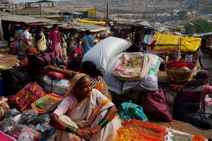 Uno scorcio del colorato mercato di Saundatti. In lontananza, sulla collina, si intravede l'enorme accampamento dei pellegrini giunti sin qui per il Renuka Yallamma Jatra. Regione del Karnataka, India 2015.
