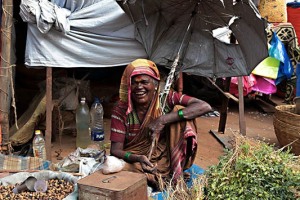 Dristi, un'anziana donna Hindu che nel mercato di Saundatti vende arachidi ed ortaggi, scoppia in una sonora risata quando si accorge di eesere inquadrata dall'obiettivo della mia macchina fotografica. Regione del Karnataka, India 2015.