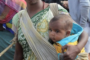 Nel mercato di Saundatti, tra la confusione ed il viavai che caratterizzano questo vivace luogo,mi imbatto  nello sguardo profondo di questa giovane mamma Hindu che, orgogliosamente, sembra volermi mostrare il suo splendido bambino. Reguiione del Karnataka, India 2015.