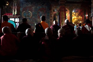 Monaci novizi, in realtà solo dei bambini, assistono alla cerimonia Chakra Darma nella sala di preghiera principale del Guru Lhakhang Monastery. Come tutti i bambini del mondo si annoiano, parlano tra di loro a bassa voce o giocano.Vicinanze dello Stupa Bodhnath, Kathmandu, Nepal 2018