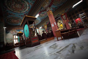 Prospettiva insolita della Sala di preghiera del Jangchub Choeling Monastery di Pokhara: i pavimenti in marmo, come i soffitti finemente decorati, attraggono inevitabilmente l'attenzione dei non devoti, Nepal 2018.